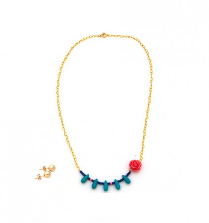 CADENA GOLDFILLED GOTAS AZUL Y ROSA Hermosa cadena con baño de oro en forma de corazón, mostacillas, gotas y un linda rosa para lucir siempre elegante. $ 27.900